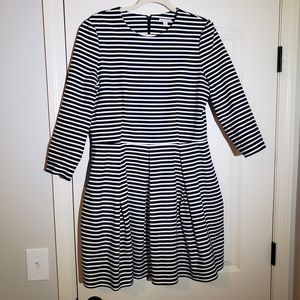 Gap Navy/white pleated dress with pockets!!